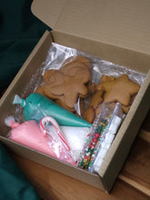 Load image into Gallery viewer, Gingerbread Men Deco Kit